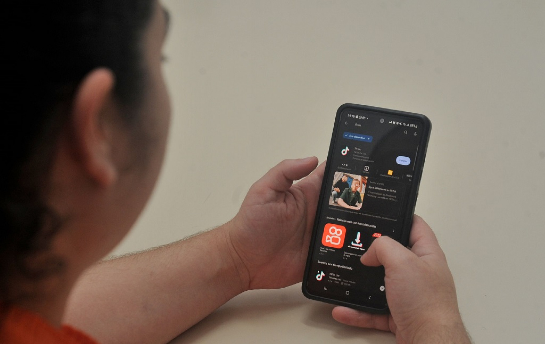 Estudo da rede BBC revelou que brasileiros com idades entre 15 e 29 anos passam cinco horas e meia por dia usando celular e outras telas