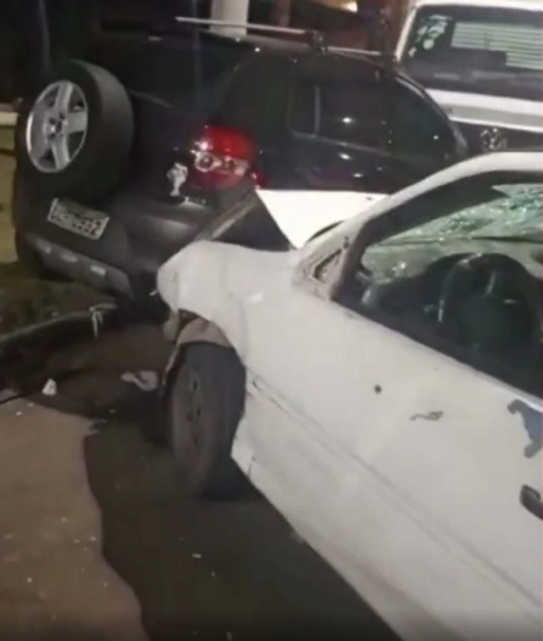 Condutor só parou o carro depois de colidir com outro