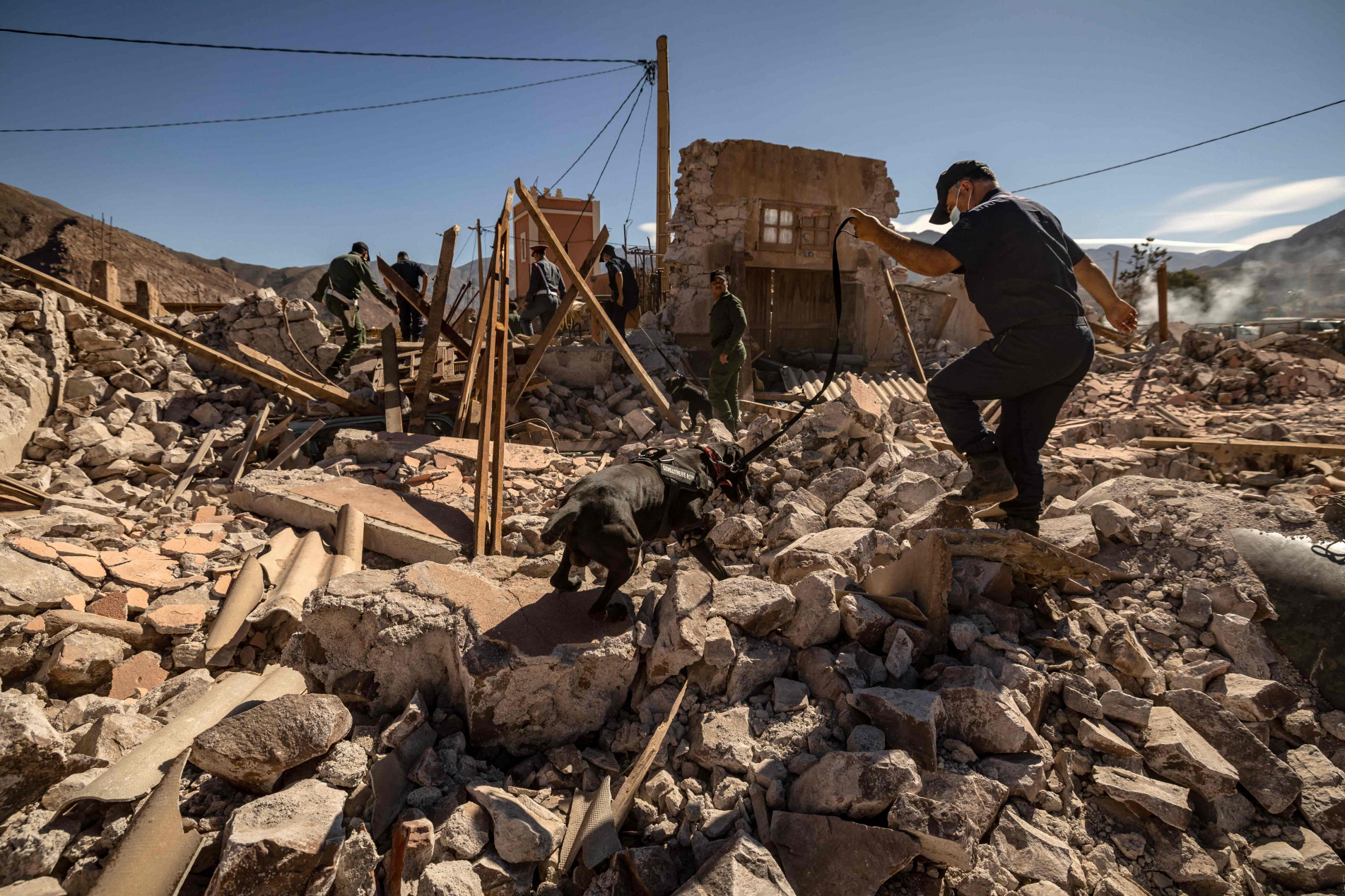 Equipes correm contra o tempo em busca de sobreviventes
