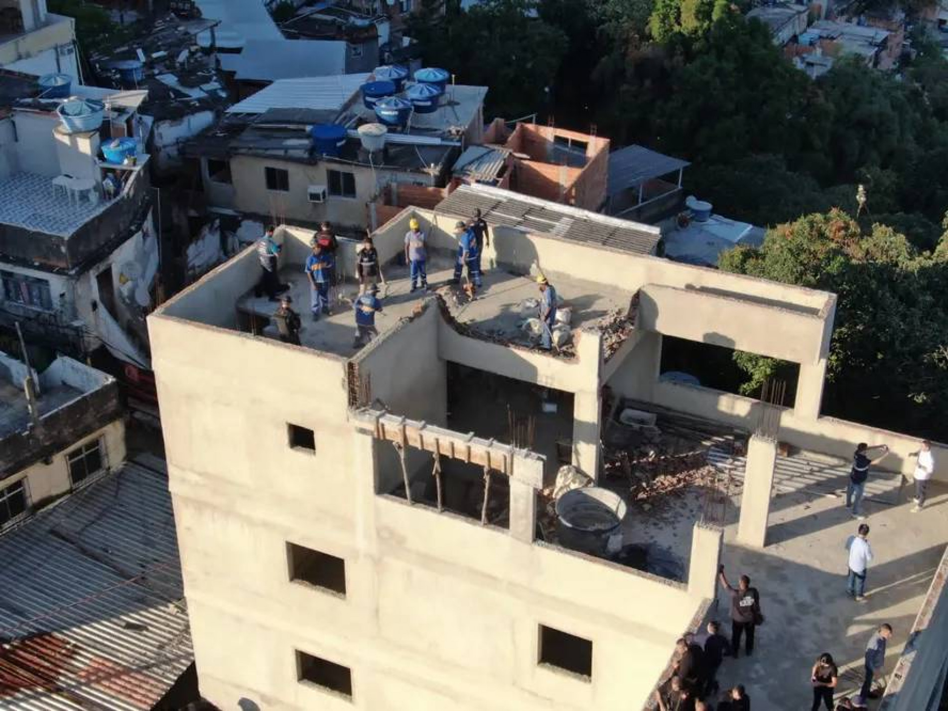 Mansão do tráfico, avaliada em R$ 2,5 milhões, é derrubada na Rocinha