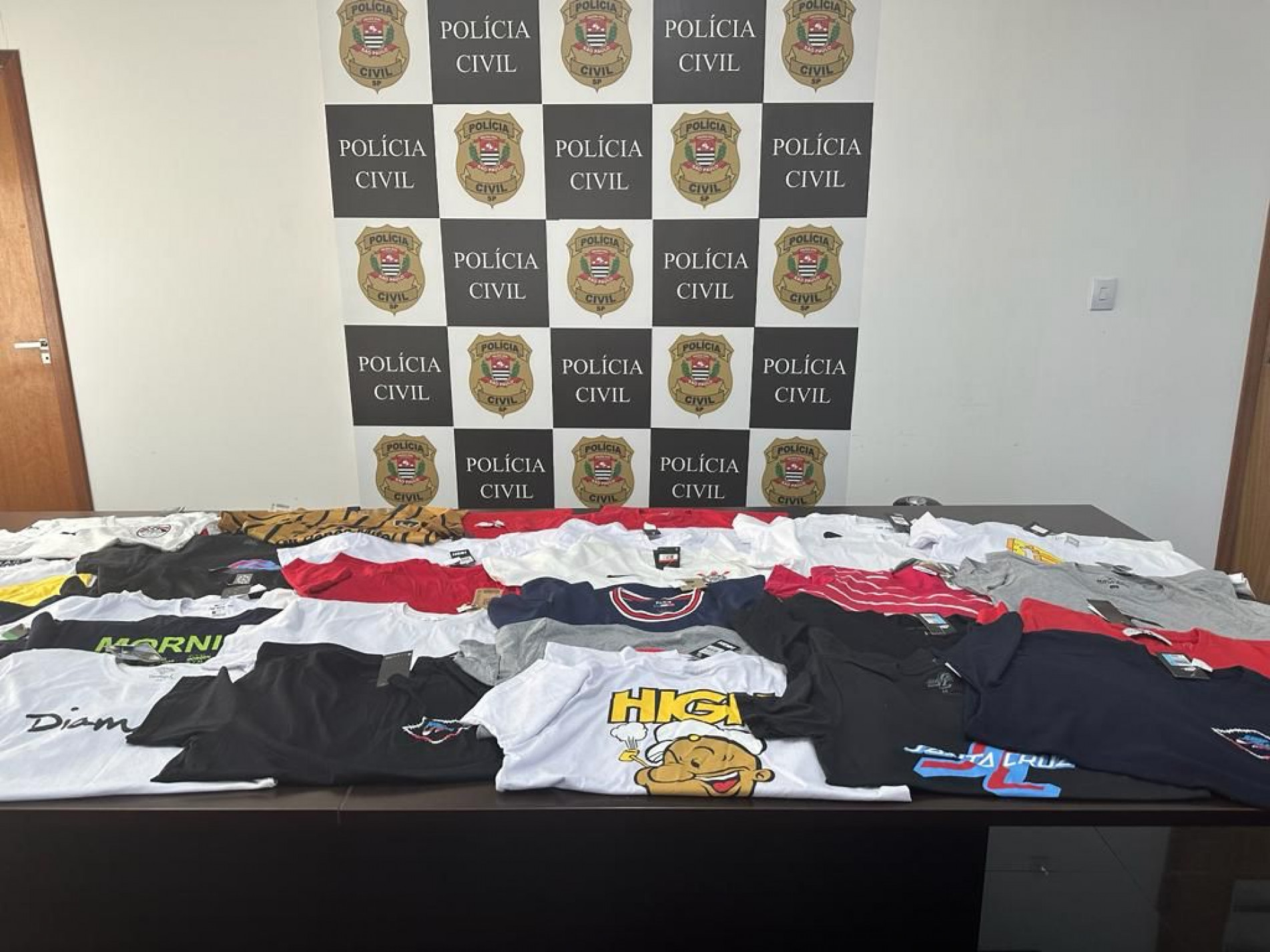 O grupo furtou peças de vestuário de uma loja de roupas na Vila Fiore