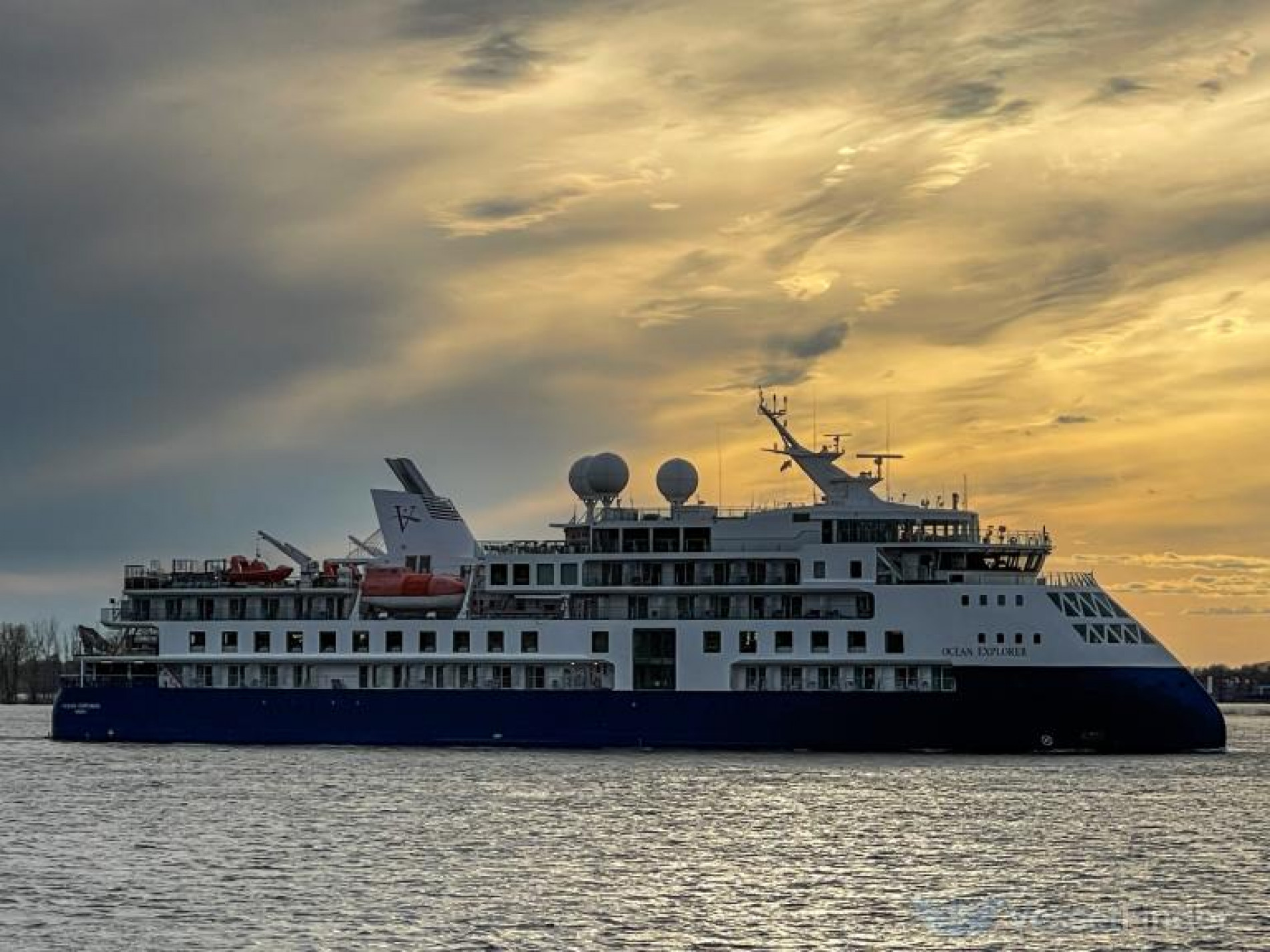 O Ocean Explorer só foi rebocado na quarta tentativa