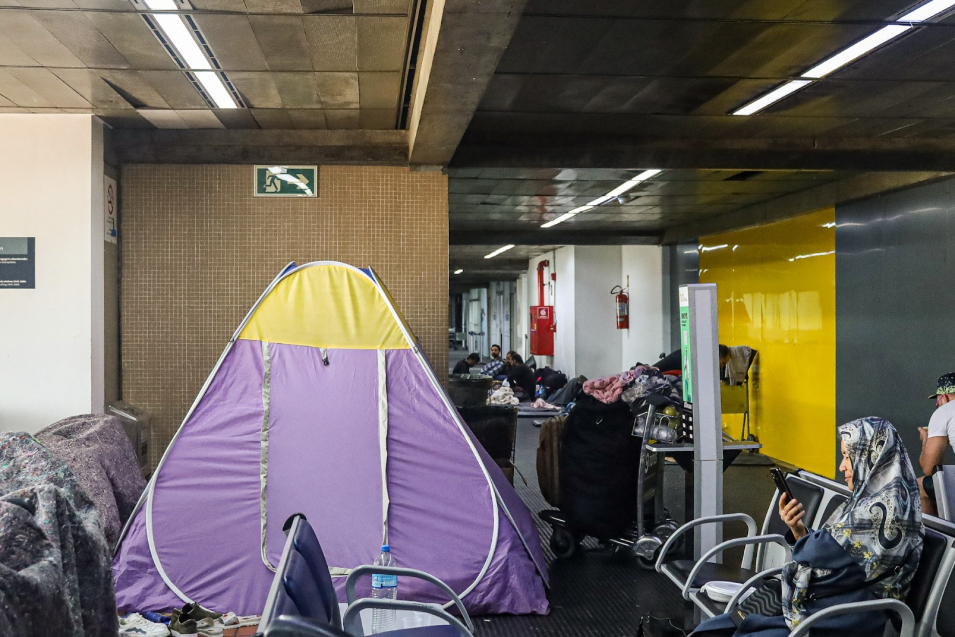 Cerca de 100 refugiados ainda estão no aeroporto
