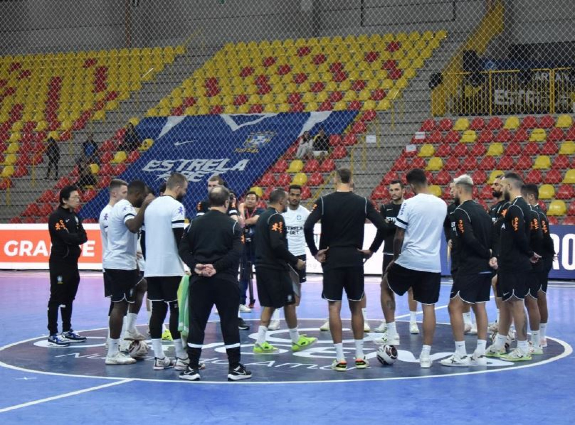 Seleção brasileira encara o Paraguai às 11h, na Arena