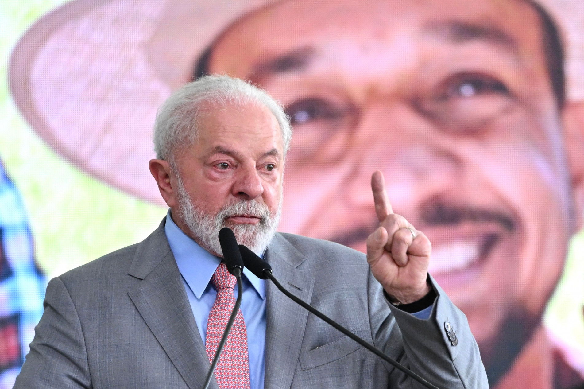  Lula sancionou lei que confirma a concessão de reajuste salarial de 9% para todos os servidores federais