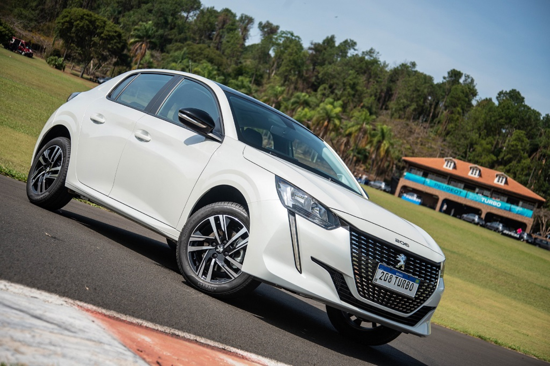 Rodas de liga leve de 16 polegadas e luz diurna de LED com o desenho dente-de-sabre no para-choque são algumas características do Peugeot 208