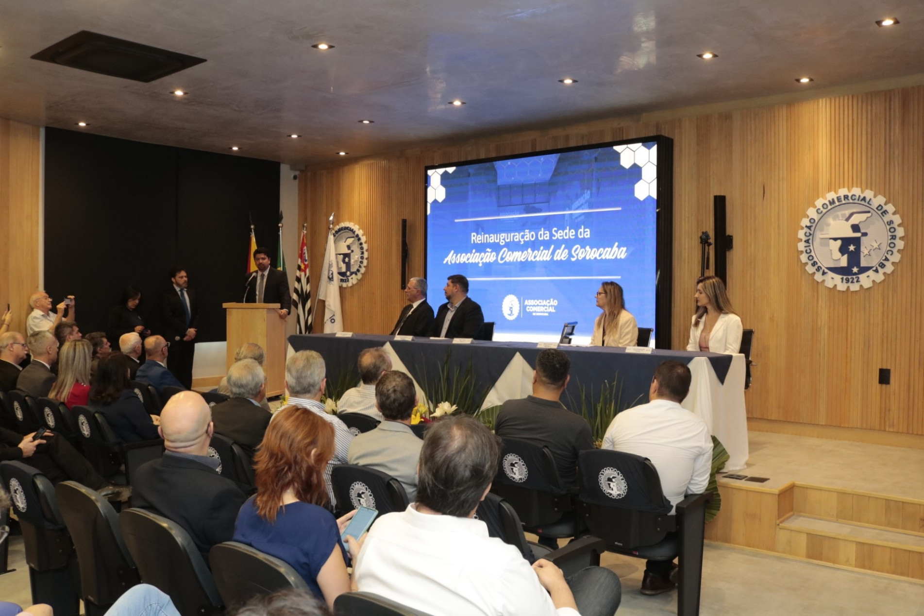 Entre as novidades, está a repaginação do auditório que agora tem capacidade para 120 pessoas sentadas