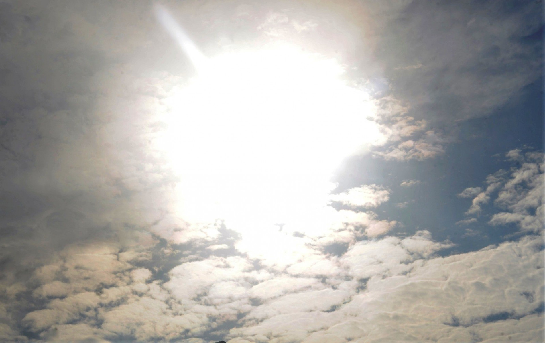 Term&ocirc;metros chegaram a 38&ordm;C neste domingo (24) em Sorocaba. Segundo o Inmet, foi o dia mais quente do ano. 