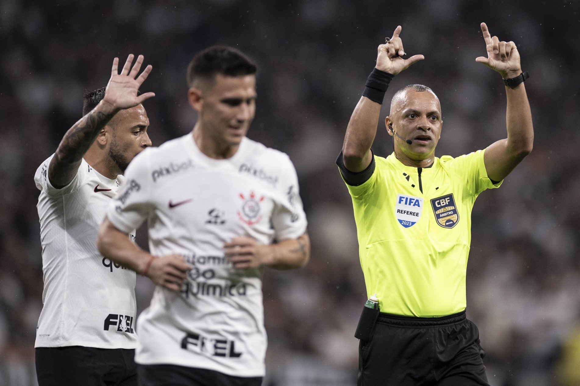 Wilton Pereira Sampaio não viu pênalti de Yuri Alberto
