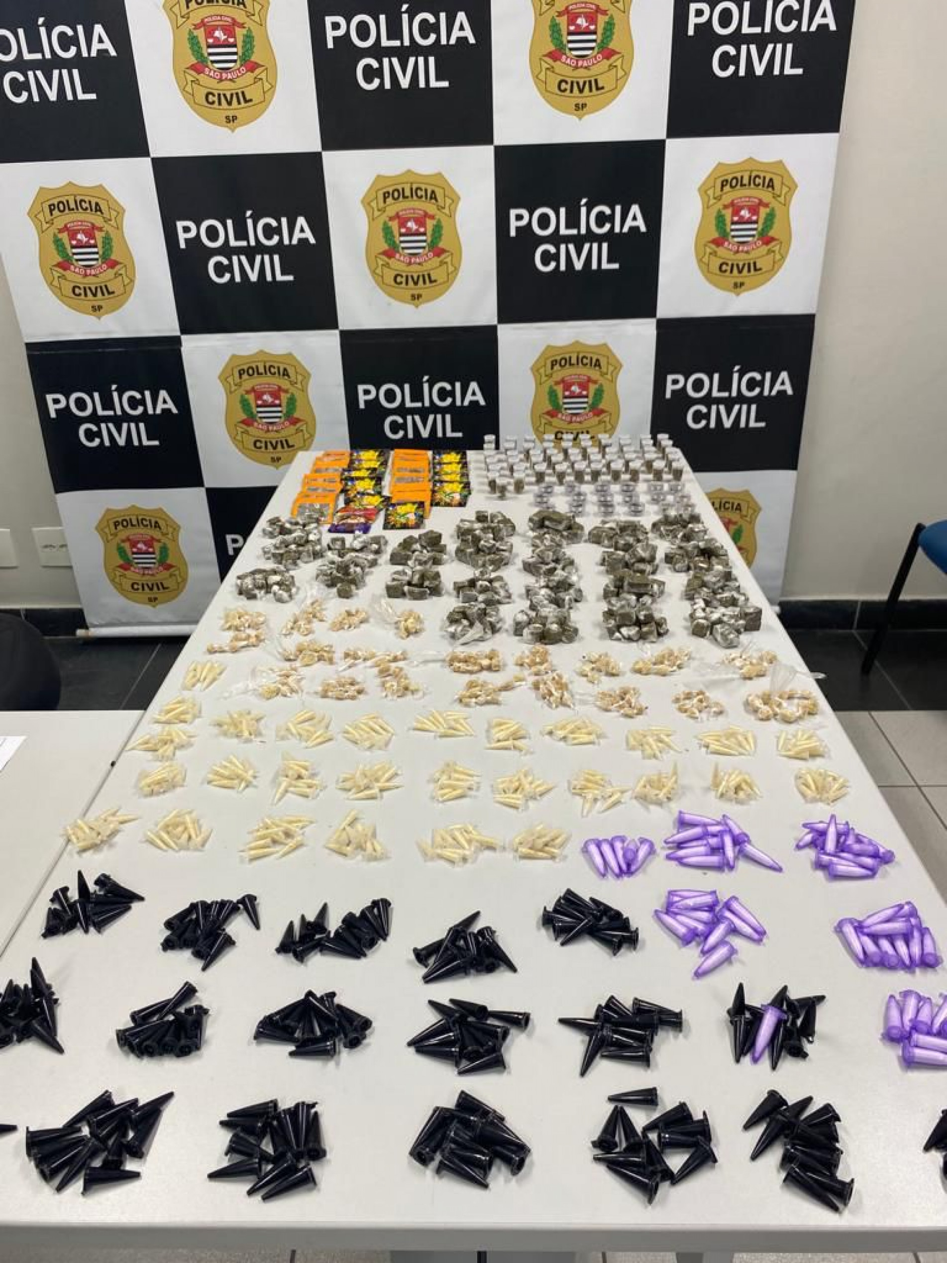 Entre os entorpecentes, foram encontrados 