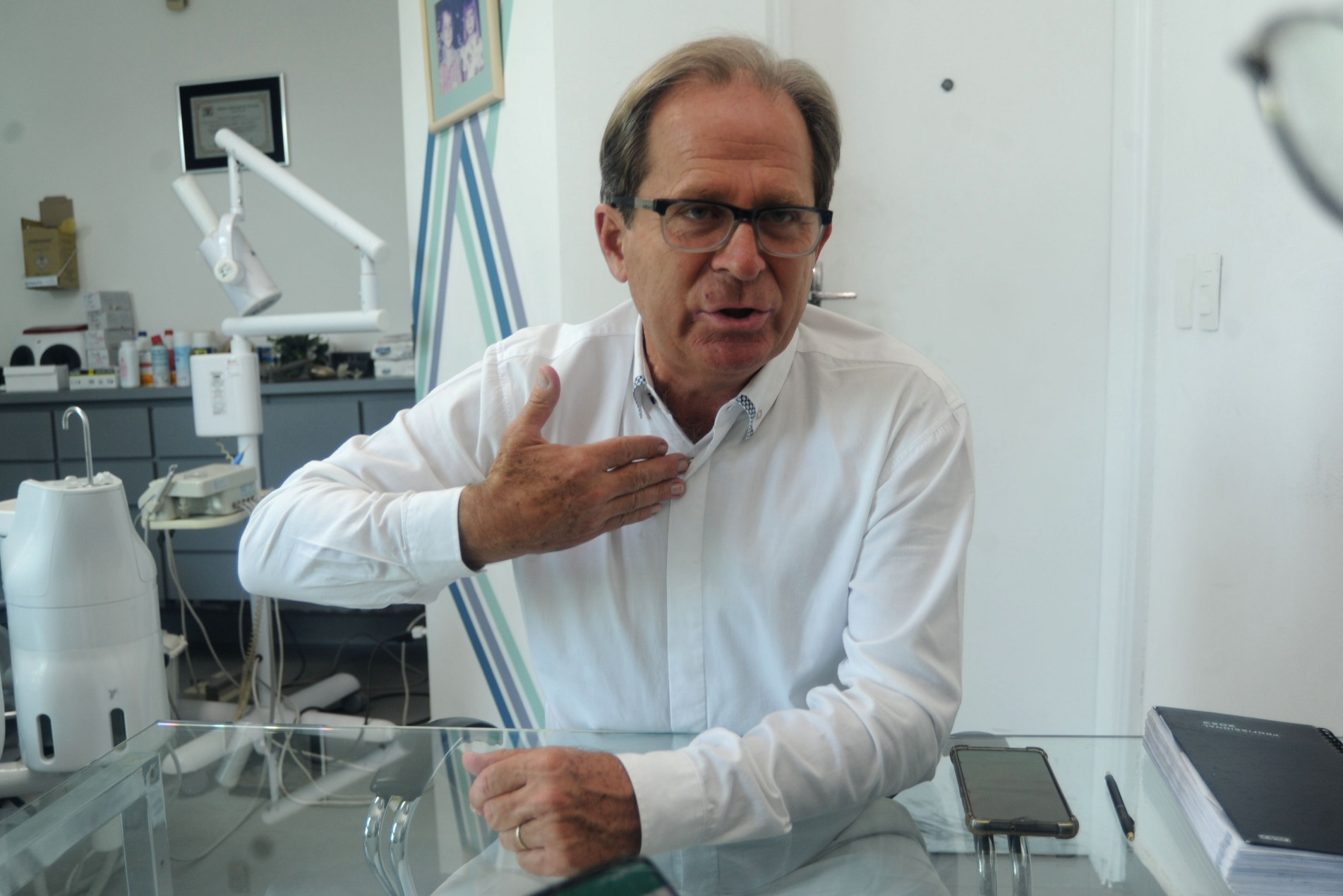 Lima explica que a halitose pode ter origem no início da vida, com a falta de amamentação