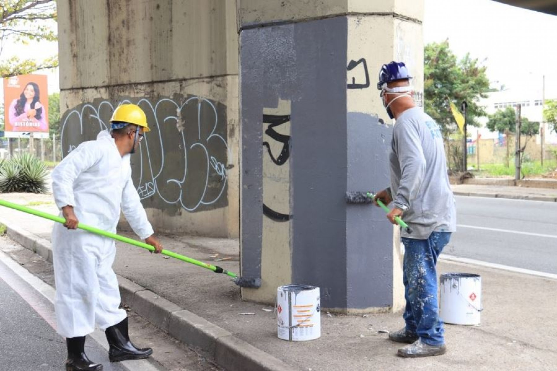 Entre as obras contratadas pela Prefeitura junto a empresas da família Hial -- segundo apuração da TV TEM -- está a pintura de viadutos da cidade