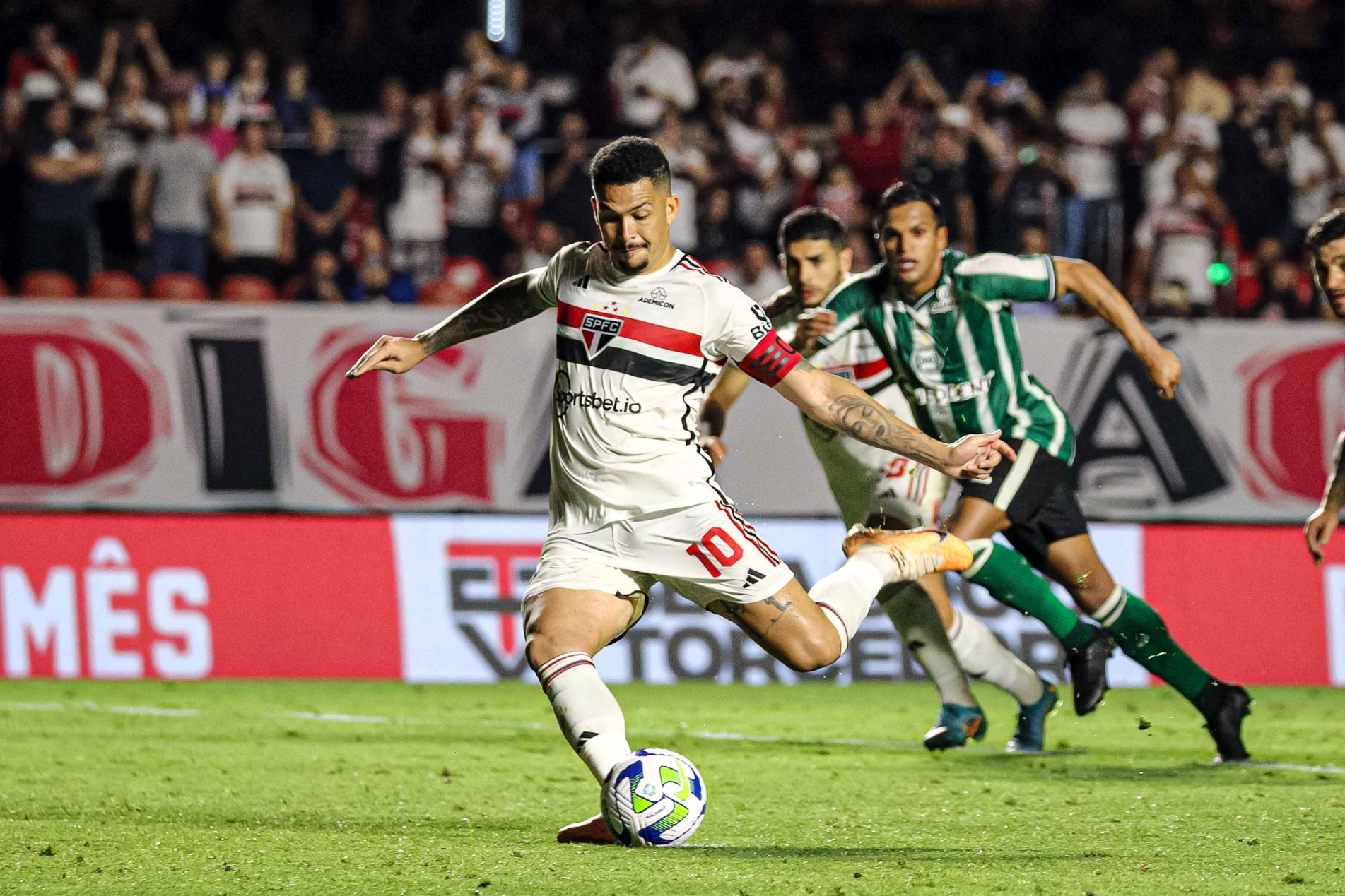 Luciano, de pênalti, definiu o placar no Morumbi