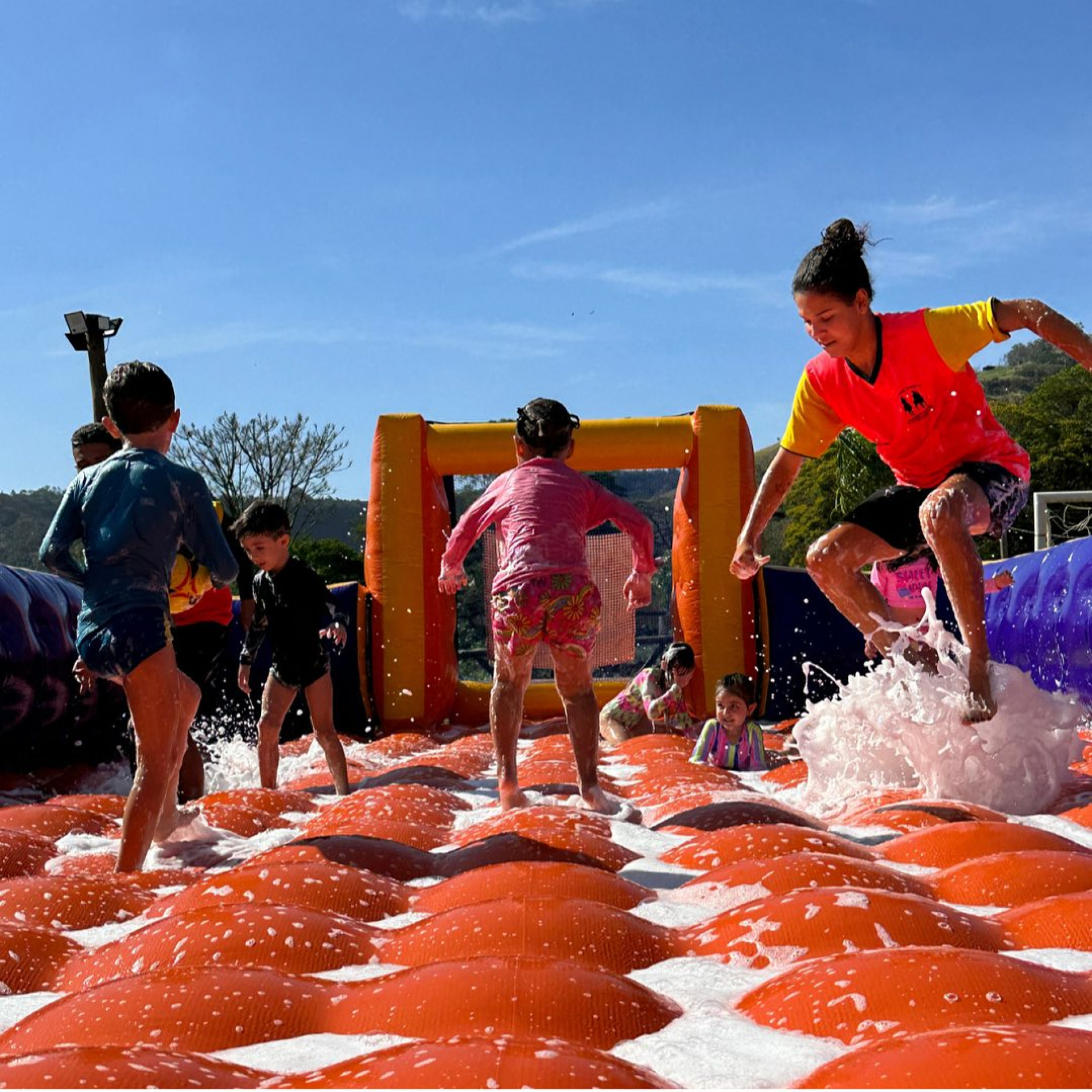 Futebol de sabão diverte a criançada