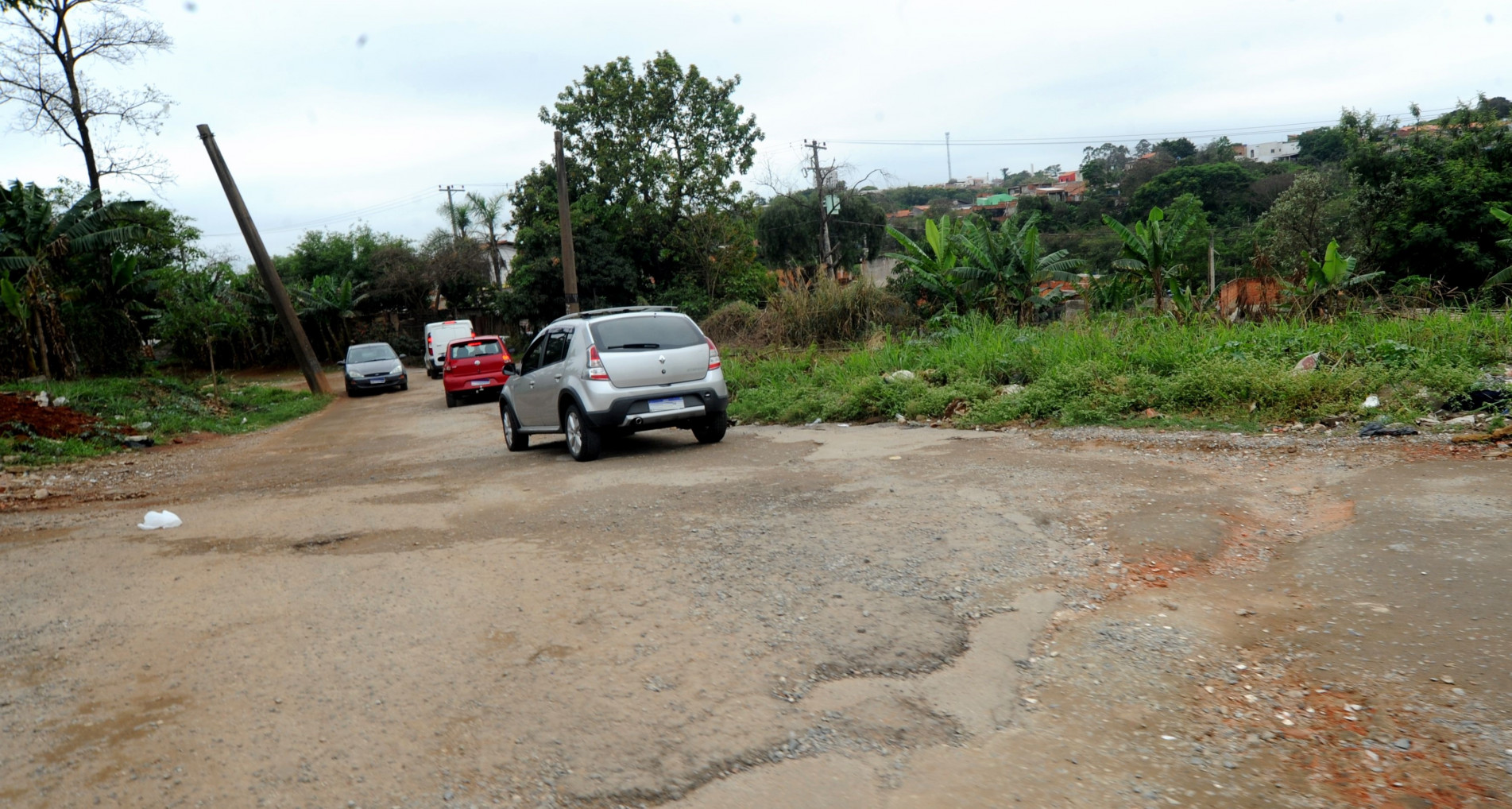 Os veículos chegam a fazer fila nos dois sentidos para passar por cima da linha férrea que não está desativada