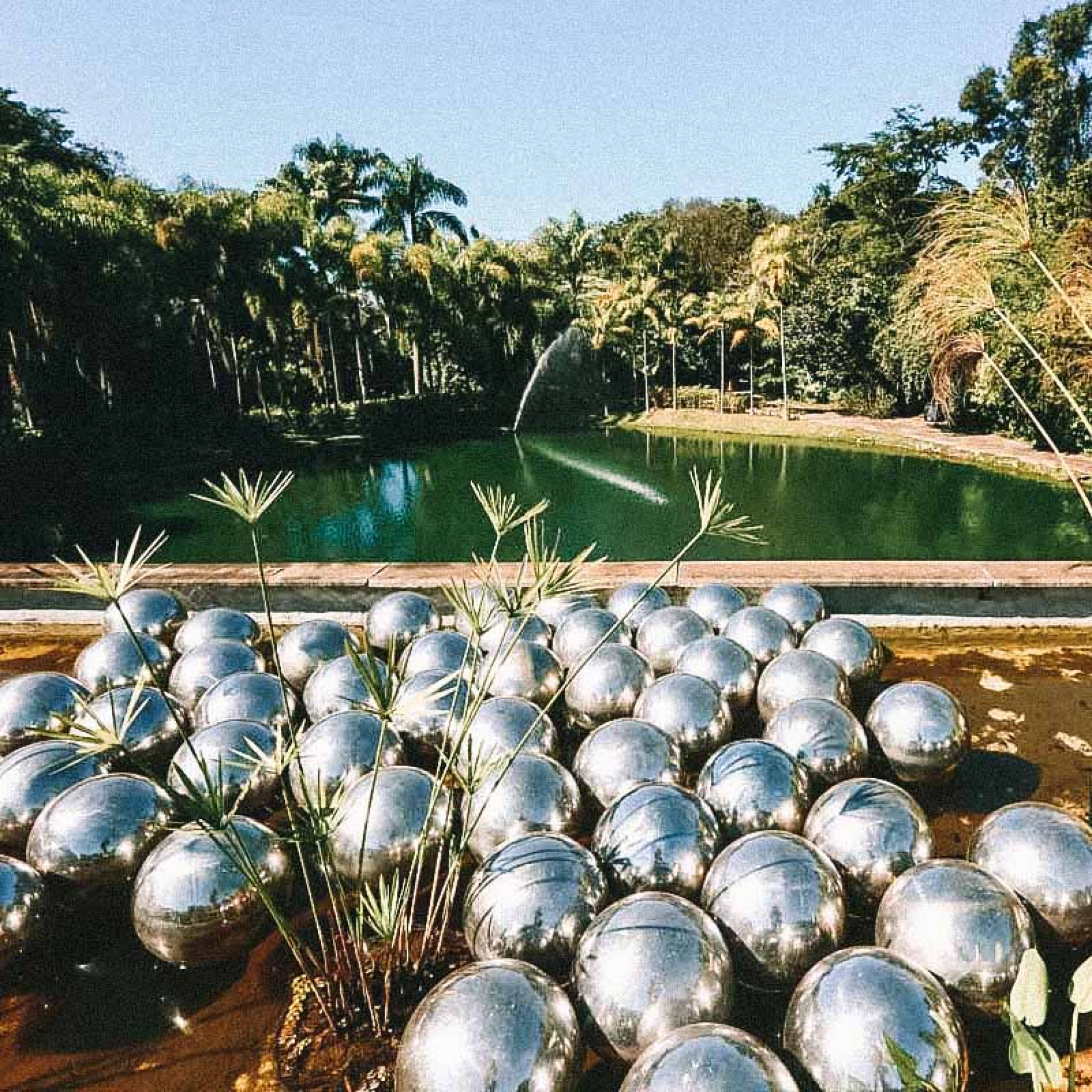 Instalações artísticas interagem com a beleza natural do lugar