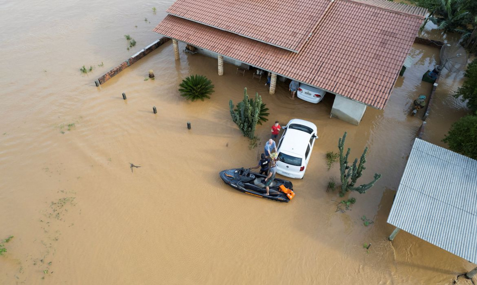 Volunteers deliver aid to residents after heavy rains in Canelinha, in Santa Catarina state, Brazil, December 1, 2022. REUTERS/Anderson Coelho