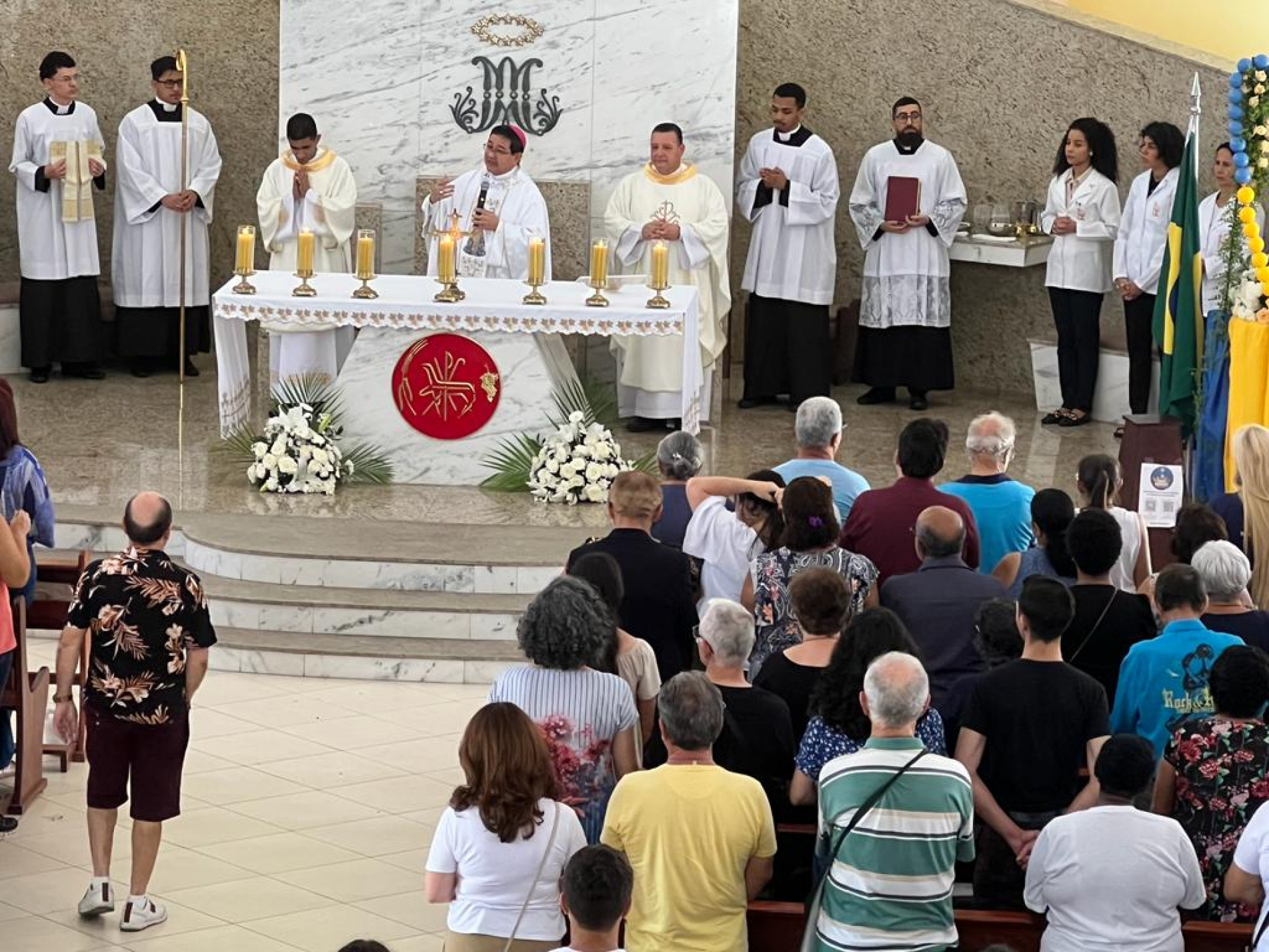Fiéis lotam Santuário em Aparecidinha no dia de Nossa Senhora Aparecida 