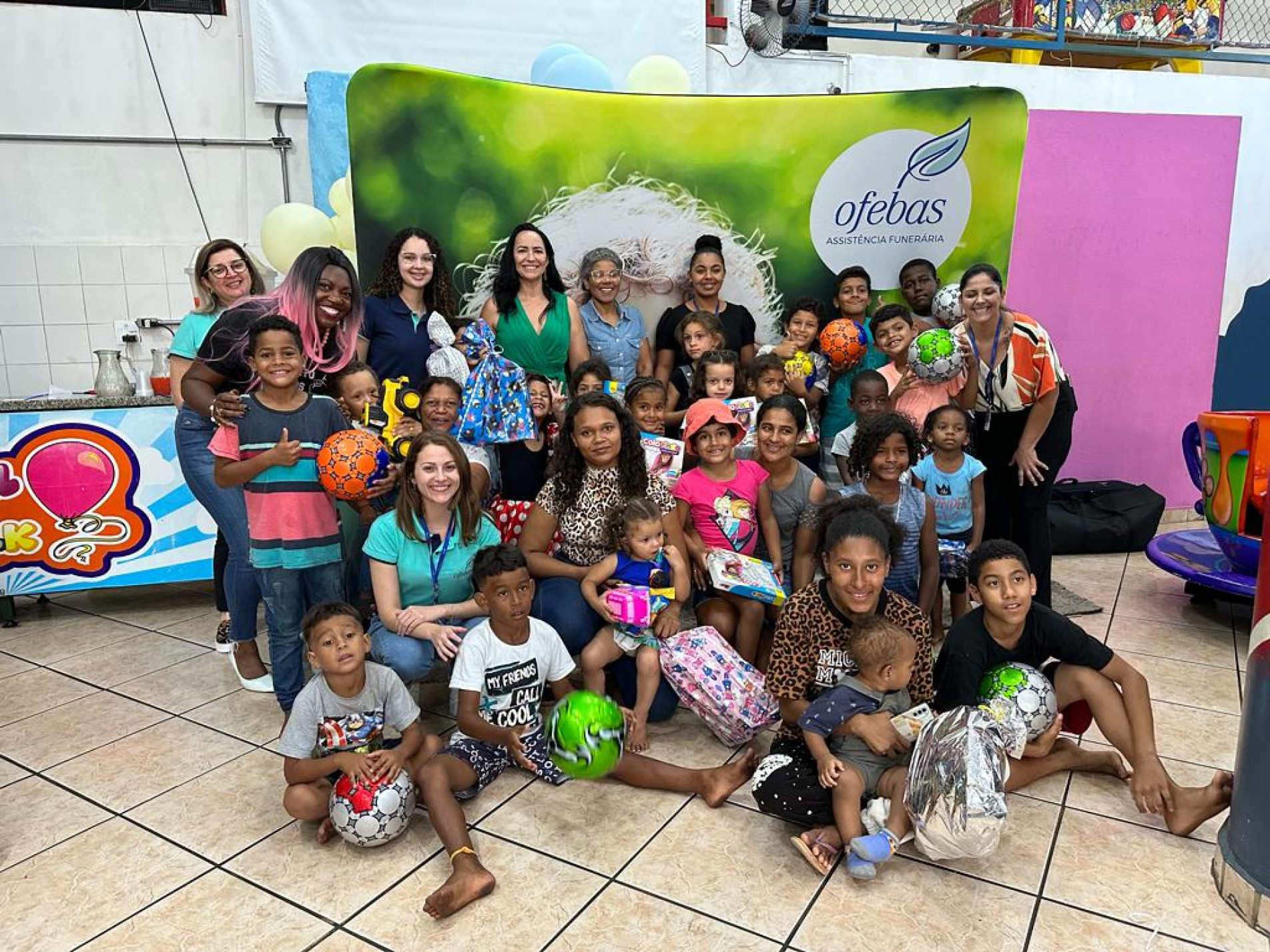 As crianças do Projeto Mãos Benditas ganharam brinquedos e se divertiram