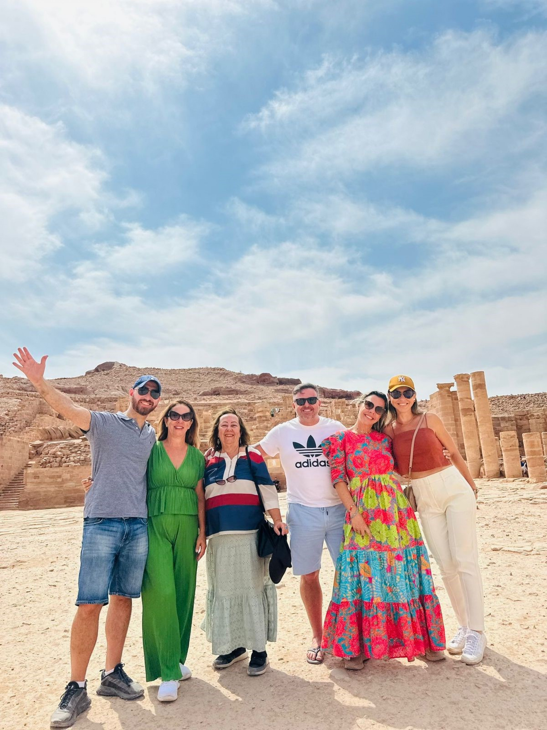 Priscila (esq.), acompanhada de cinco familiares, aproveitaram apenas os primeiros dias do sonhado passeio; depois, veio o 