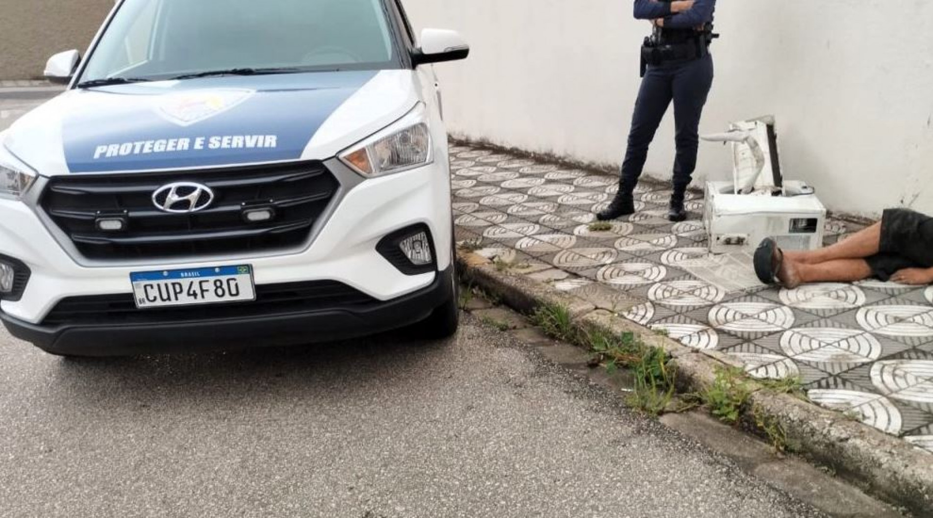 GCM flagrou o homem jogando um aparelho de ar-condicionado sobre o muro de uma unidade de saúde particular no Trujilo, em Sorocaba