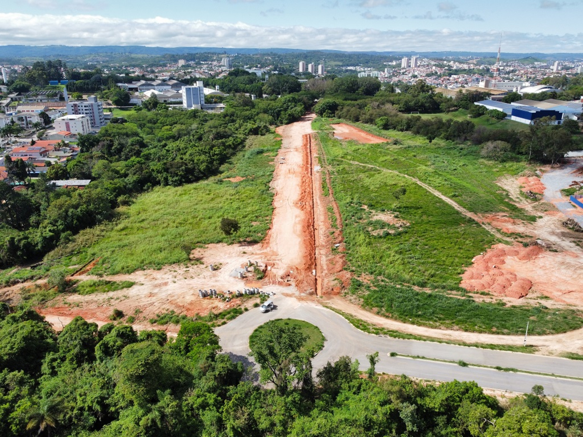 No Alto da Boa Vista, seguem em andamento as obras de pavimentação da interligação entre a avenida Três de Março e a rua Raquel Jacob