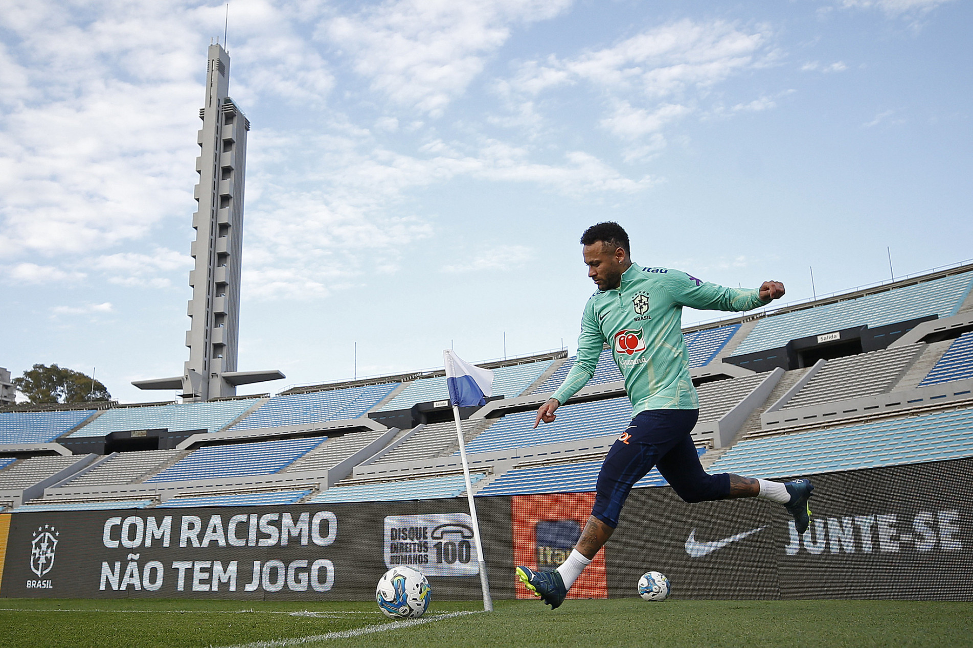 Mesmo apagado, Neymar segue no centro das atenções
