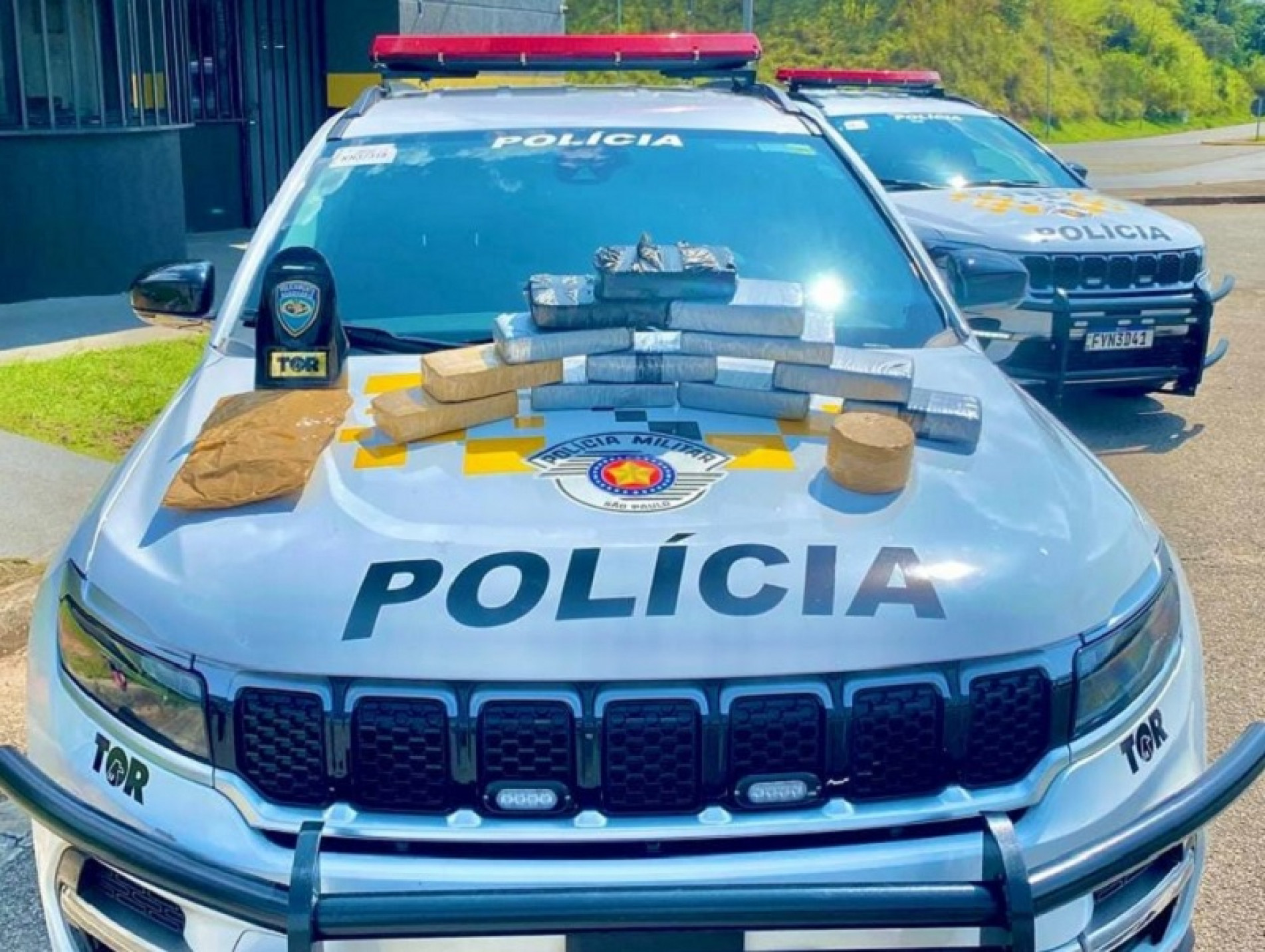 Além da droga, uma placa e uma lata de cocaína foram encontradas durante as buscas