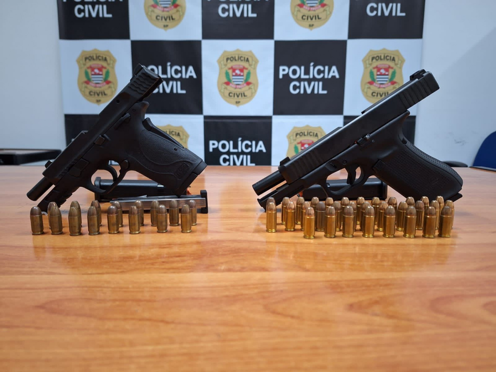 Além das armas, foram encontrados 49 cartuchos de munição