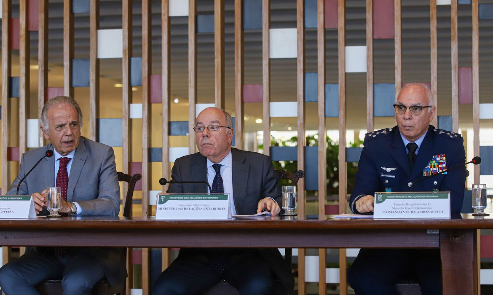 Os ministros das Relações Exteriores, Mauro Vieira (c), e da Defesa, José Múcio Monteiro (e), comandante da Aeronáutica, Brigadeiro Marcelo Kanitz durante entrevista coletiva, no Palácio Itamaraty, falam sobre a operação Voltando em Paz, de resgate de brasileiros da região de conflito entre Israel e o grupo extremista Hamas.