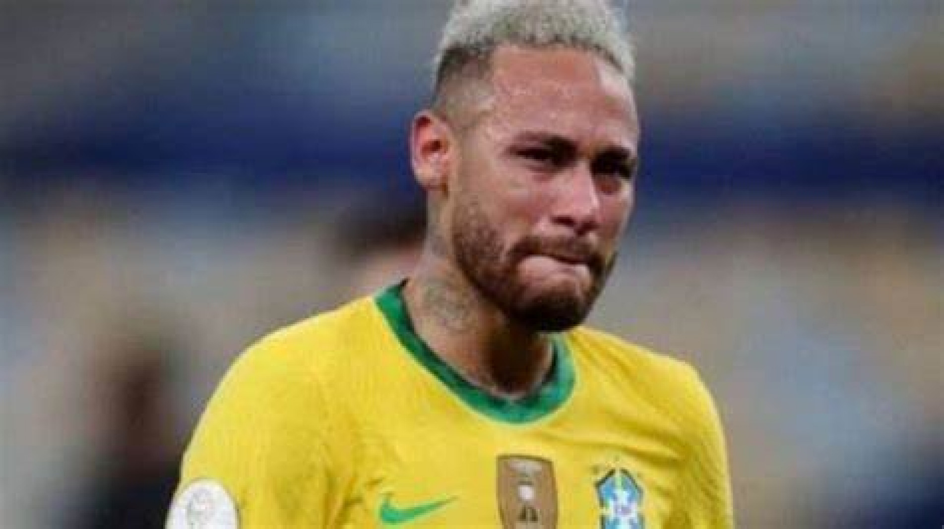 Neymar se envolveu numa dividida com o meia De La Cruz e caiu no gramado com dores