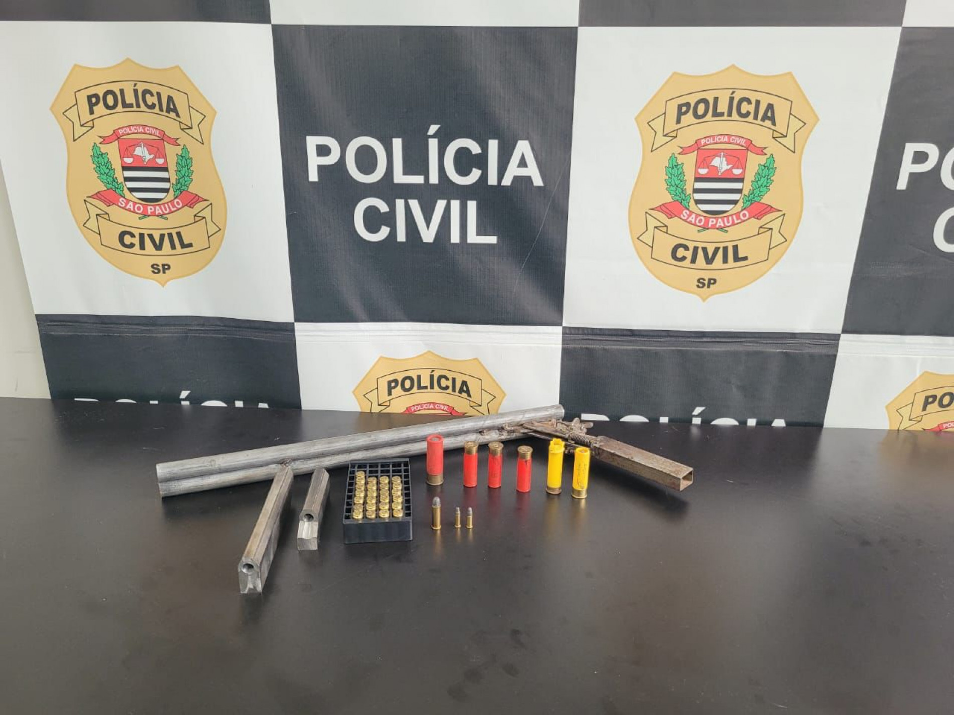 Ele admitiu possuir uma arma de fogo artesanal em sua propriedade