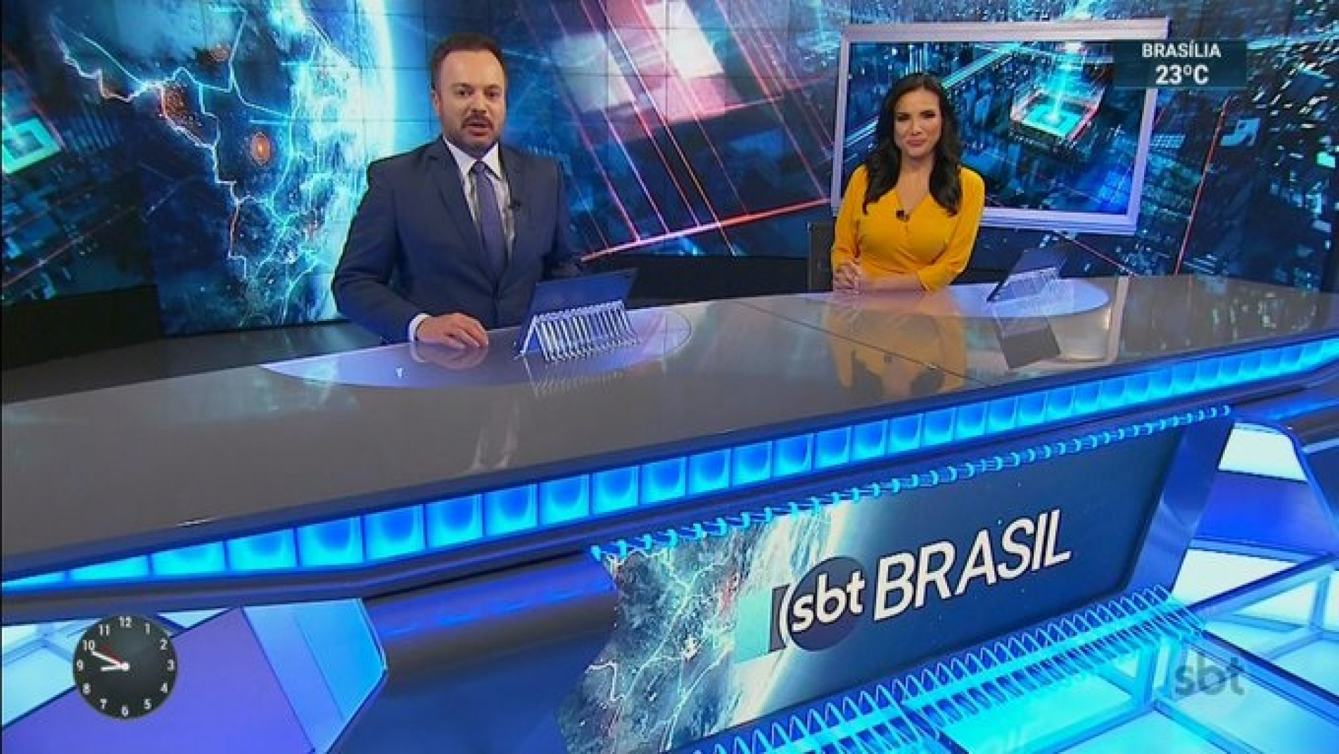 Os âncoras Marcelo Torres e Márcia Dantas no 