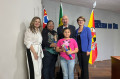 L&iacute;via Maria Silva Miranda e a professora Francine Cristina da Silva receberam o pr&ecirc;mio das m&atilde;os da artista pl&aacute;sticaT&acirc;nia Barbosa Pagliato. O vice-prefeito e a secret&aacute;ria da Educa&ccedil;&atilde;o tamb&eacute;m participaram da homenagem - ARTHUR B. MANOEL