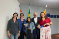 A secret&aacute;ria de Comunica&ccedil;&atilde;o, Fernanda Buratini entregou o pr&ecirc;mio &agrave; aluna Manuela RibeiroTrindade e &agrave; professora M&aacute;rcia Cristina Staach de Souza Oliveira. A m&atilde;e da estudante, o vice-prefeito e a secret&aacute;ria de Educa&ccedil;&atilde;o tamb&eacute;m fizeram parte da homenagem - ARTHUR B. MANOEL