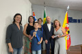 Arthur Hadlich e a professora Sueli Maria Reis receberam o pr&ecirc;mio das m&atilde;os da secret&aacute;ria de Comunica&ccedil;&atilde;o, Fernanda Buratini. Tamb&eacute;m participaram da homenagem o vice-prefeito, a secret&aacute;ria de Educa&ccedil;&atilde;o e familiares do aluno - ARTHUR B. MANOEL