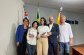 J&uacute;lia dos Santos Costa e a professora Gisele Amazonas de Almeida receberam a premia&ccedil;&atilde;o das m&atilde;os do presidente da FUA, H&eacute;lio Sola Aro. A secret&aacute;ria da Educa&ccedil;&atilde;o e o vice-prefeito completaram a homenagem - ARTHUR B. MANOEL