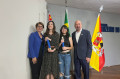 Maria Valentina Rodrigues Lopes e a professora Maria Lu&iacute;za RamosTonussi receberam seus pr&ecirc;mios das m&atilde;os do vice-prefeito, Fernando Martins da Costa Neto. A secret&aacute;ria da Educa&ccedil;&atilde;o, Marlene Manoel Leite, participou da homenagem - ARTHUR B. MANOEL