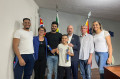 Davi Rodrigues Dias Andrade e o professor Diego de Lima Freire receberam a premia&ccedil;&atilde;o das m&atilde;o do presidente da FUA, H&eacute;lio Sola Aro. O vice-prefeito, a secret&aacute;ria da Educa&ccedil;&atilde;o e os pais do aluno tamb&eacute;m participaram da homenagem - ARTHUR B. MANOEL