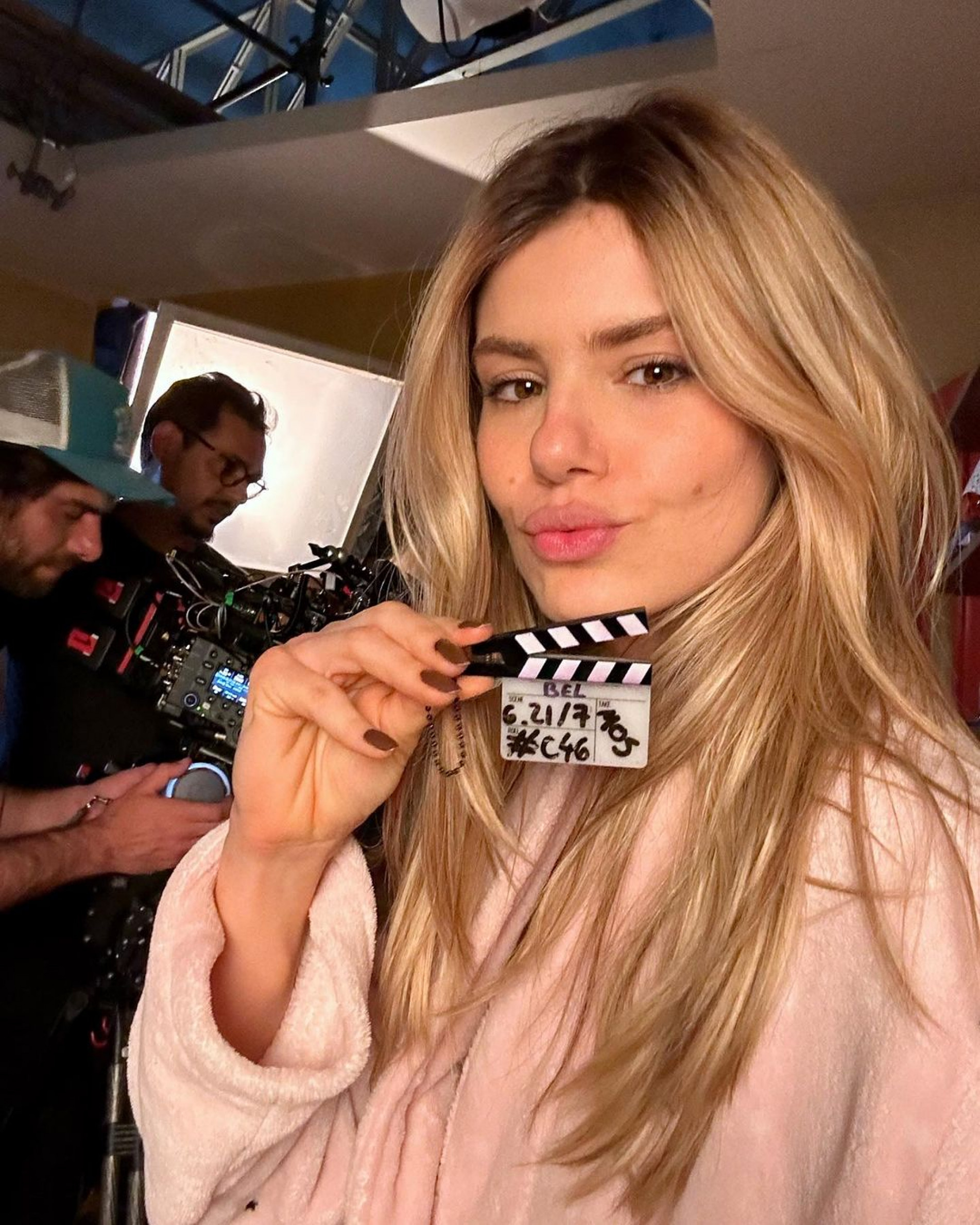 Camila Queiroz nos bastidores de 