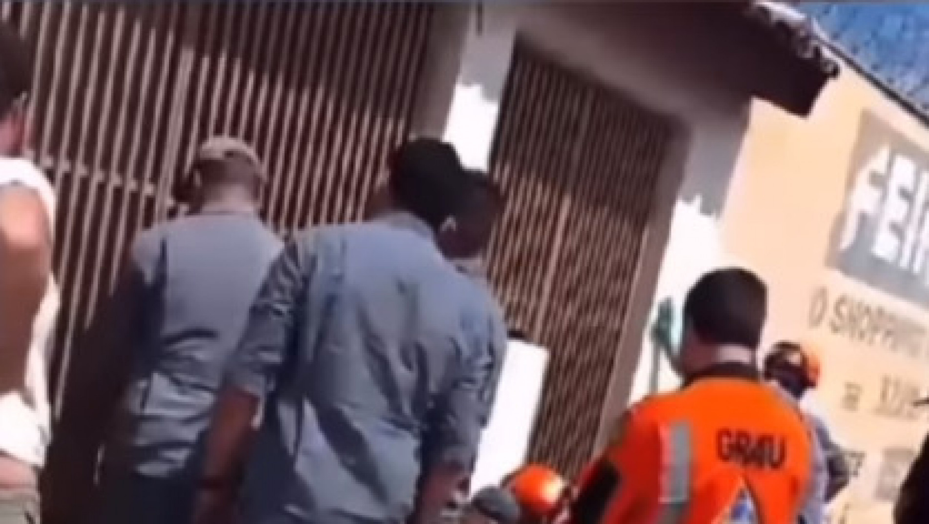 Além do Corpo de Bombeiros, vizinhos se mobilizaram para ajudar o homem