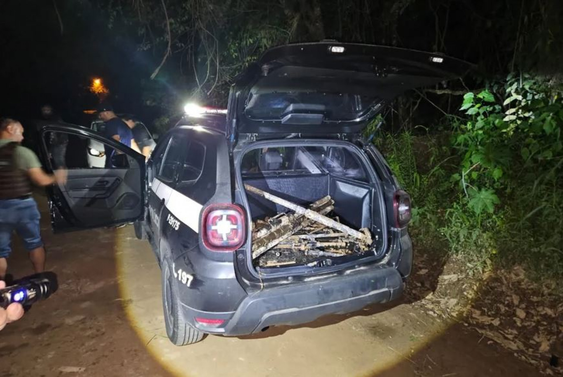 Trabalho de inteligência da Polícia Civil encontrou ontem, de madrugada, cinco metralhadoras .50 e quatro 7,62 mm furtadas do quartel do Exército em Barueri