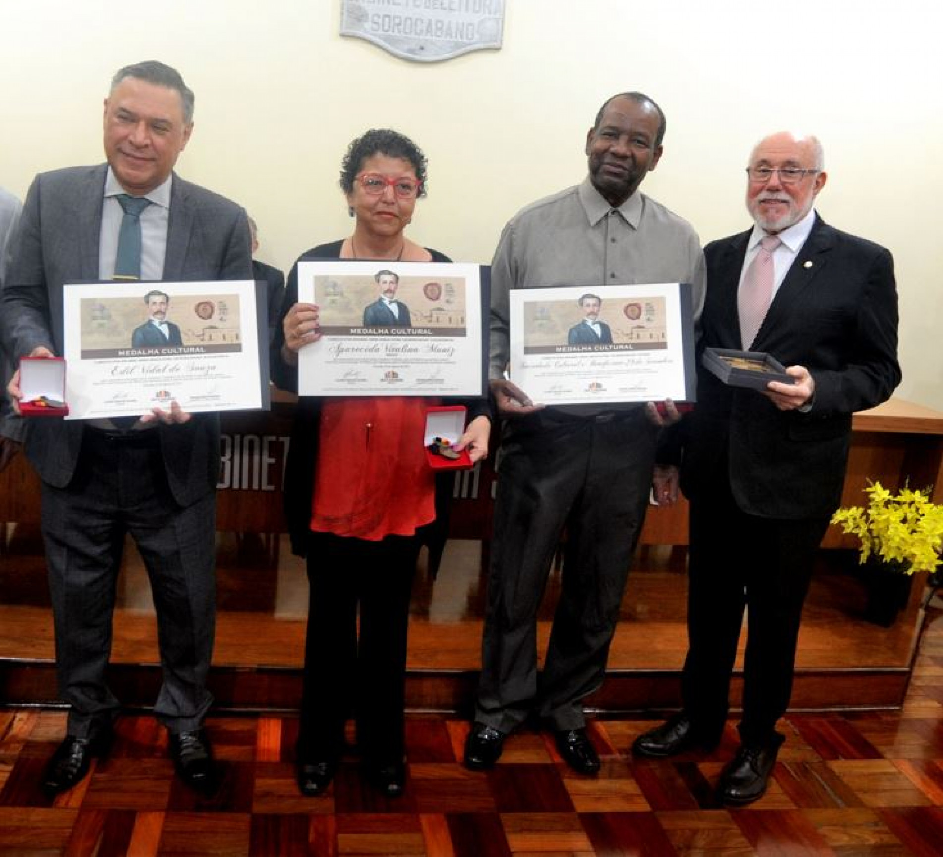 Edil, Cida e Fábio, ao lado do presidente do Gabinete, Luciano de Carvalho 