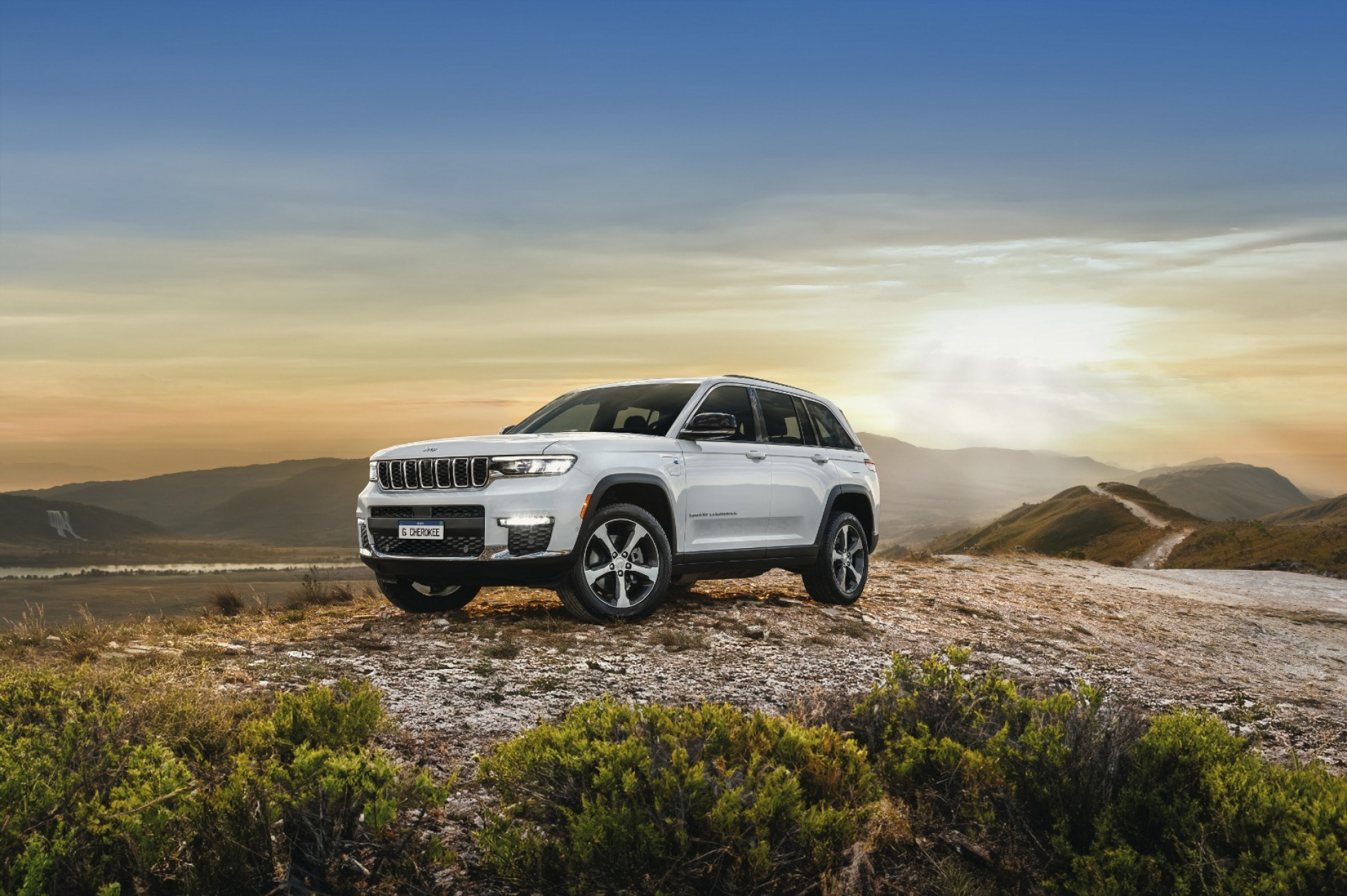 O Grand Cherokee está em sua quinta geração e ganhou a assinatura 4xe, com nova identidade visual dianteira