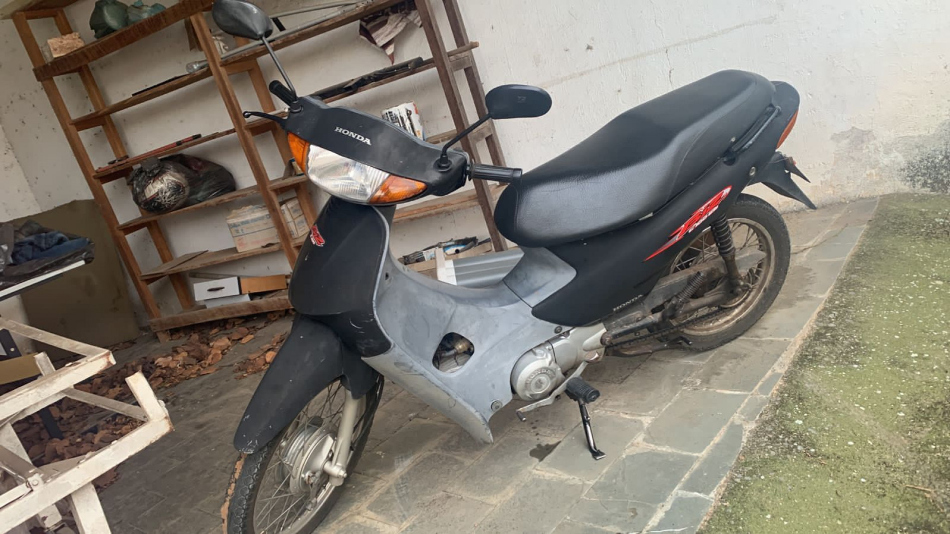 O suspeito teria chegado conduzindo uma motocicleta da marca Honda, modelo Biz C100 ES