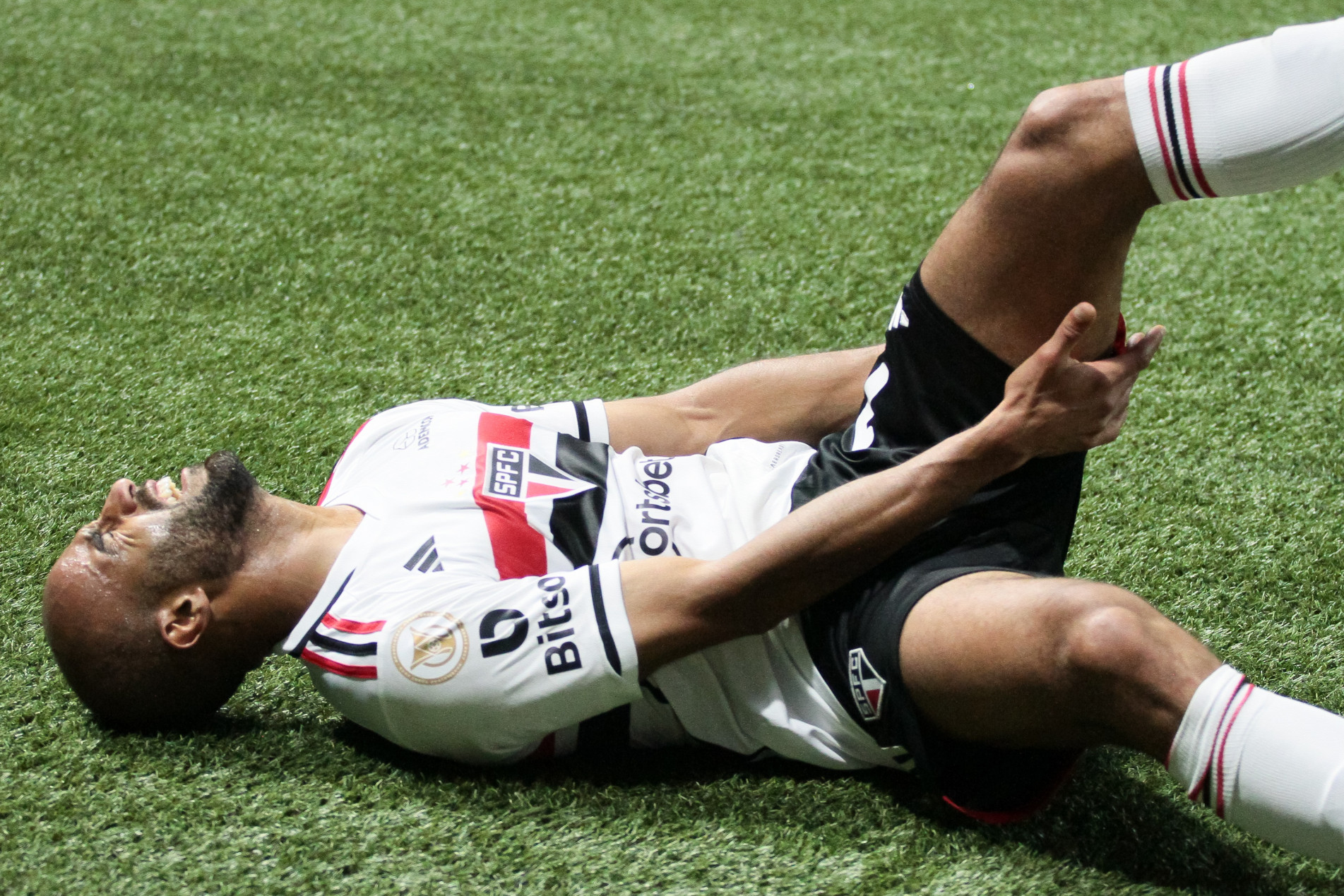Lucas teve um estiramento muscular na coxa esquerda