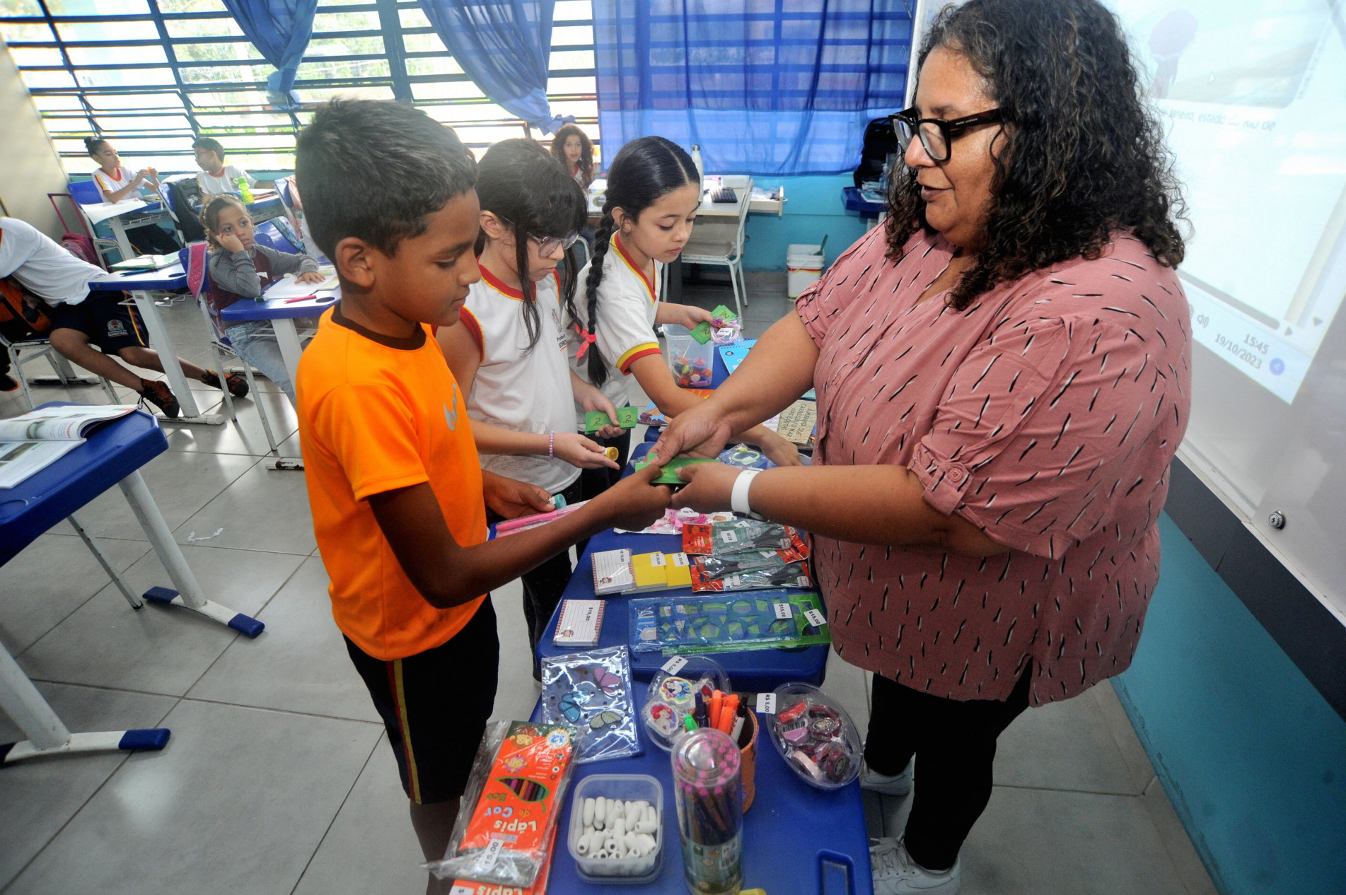 Dinheiro de mentira pode ser gasto na loja montada dentro das salas de aula