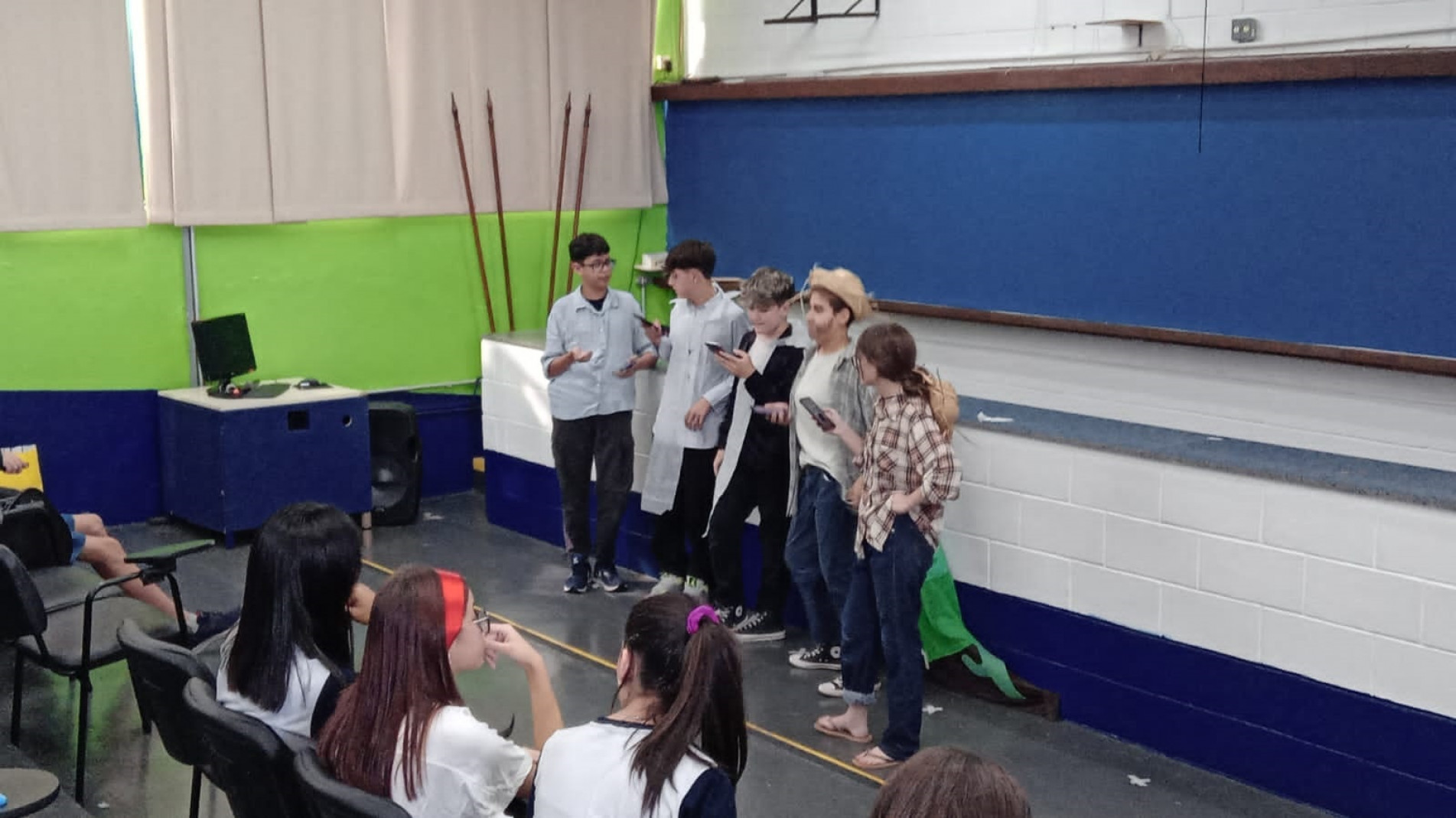 Alunos do 9º ano C apresentaram o ‘Auto da Compadecida’, no Poli Centro em março; no destaque a palestra realizada, em setembro, pelo estudante  Marcelo Gonçalves Trávolo, de 19 anos, para falar da vida na faculdade