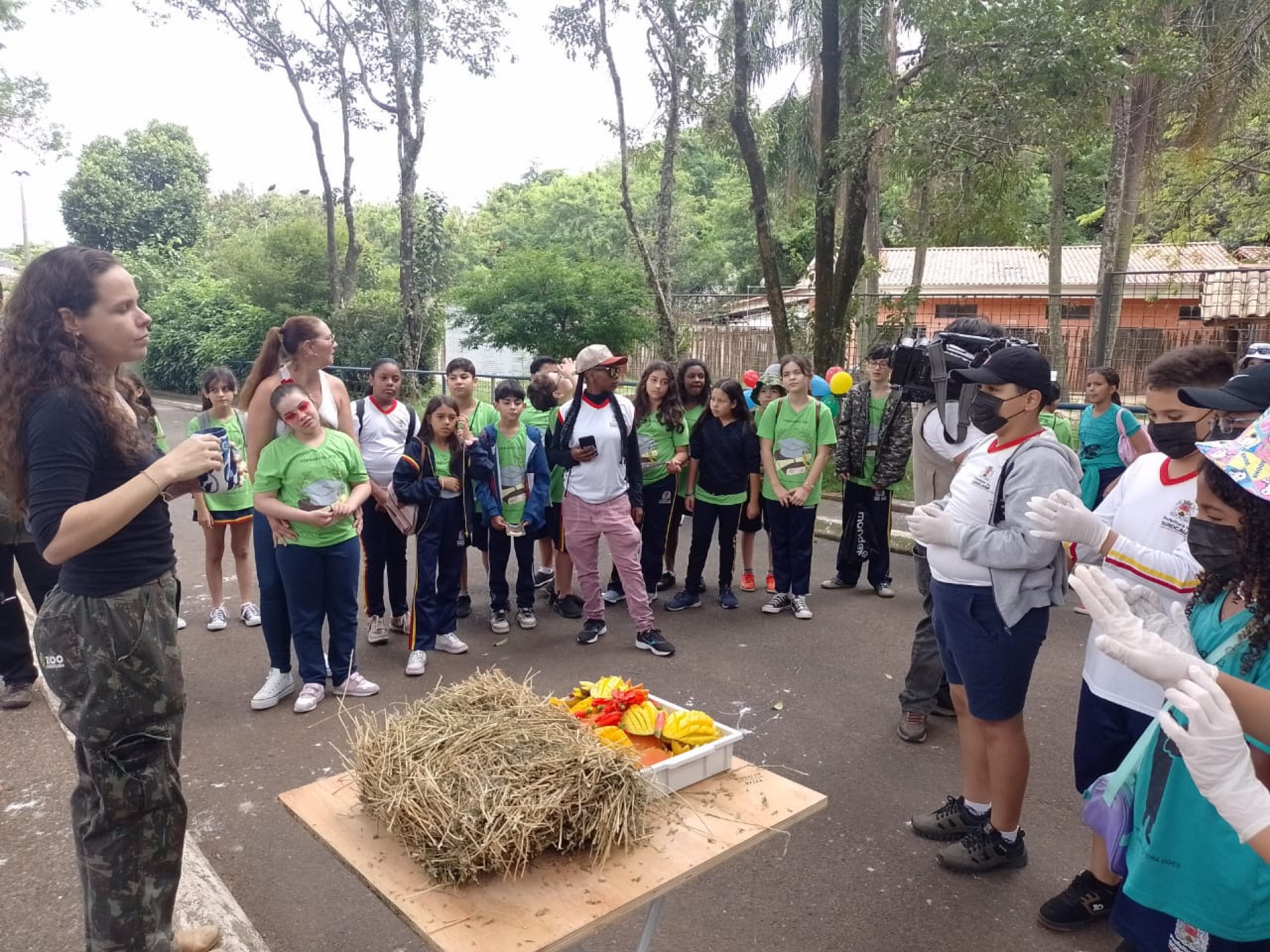 Estudantes foram ao zoo para preparar o banquete e cantar 