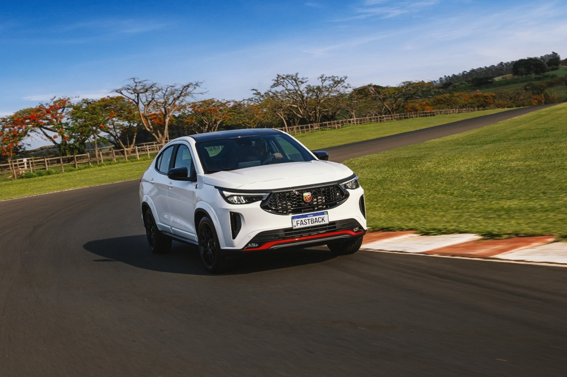 O Fastback ganhou visual provocativo e também vários recursos de um esportivo de  verdade; por fora, mantém a proposta visual que mistura linhas de SUV e cupê